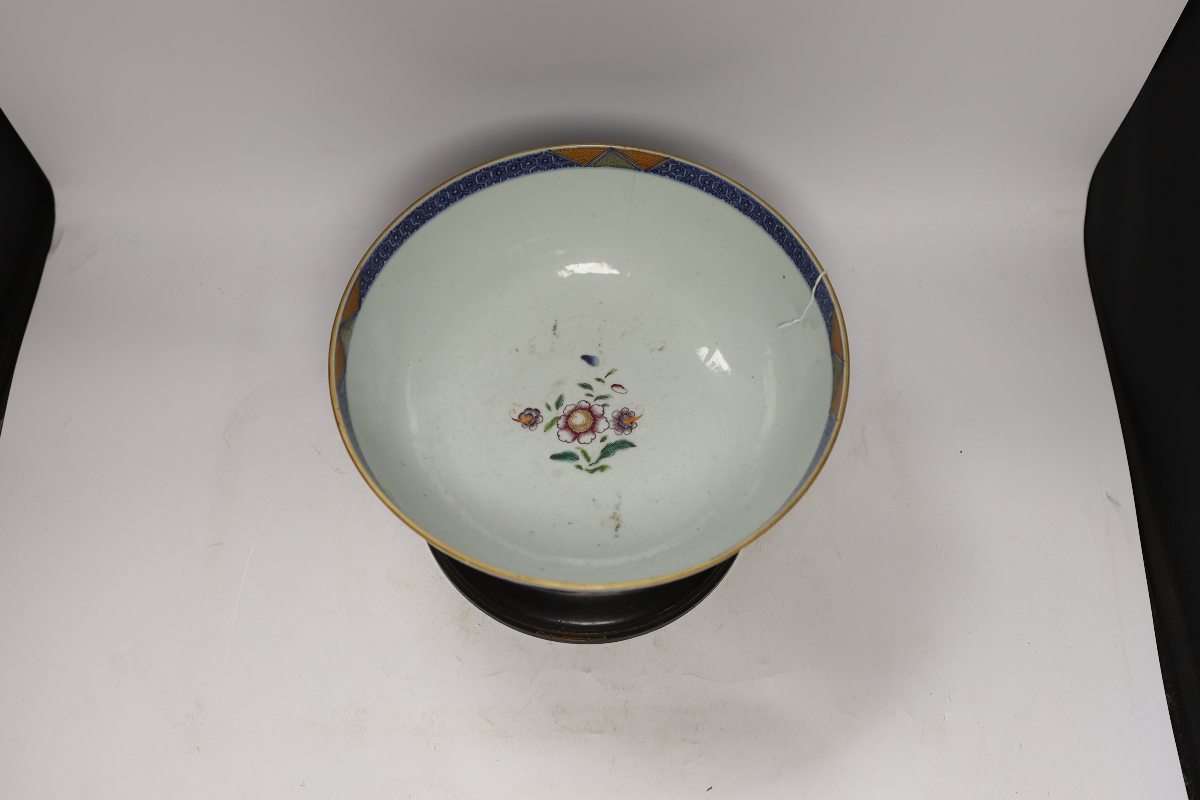 A large 18th century Chinese Export porcelain bowl, on associated stand, 28cm diameter